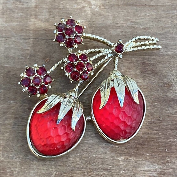 Sarah Coventry Jewelry - Vintage Sarah Coventry brooch Strawberry Festival 60's